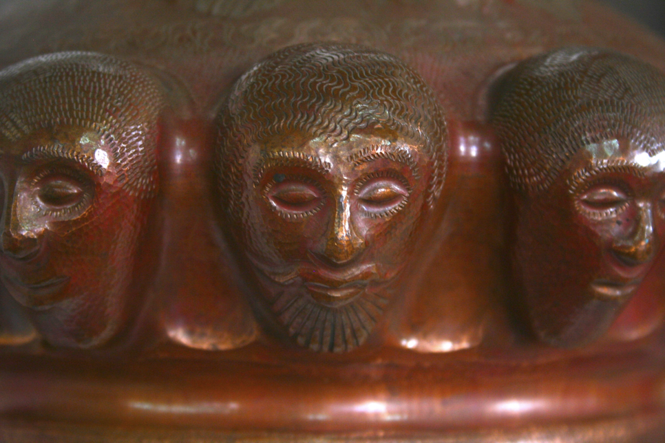 04. Maestro J. Pérez Ornelas. Detail, Vase with twelve heads.