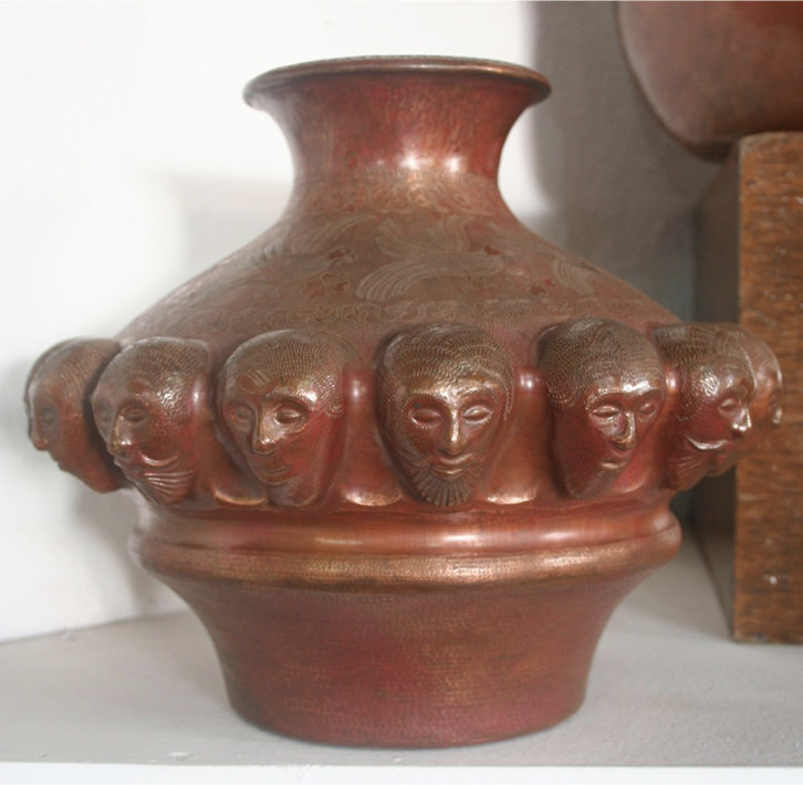 05. Maestro Pérez Ornelas. Vase with twelve heads.